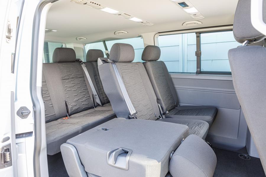 Интерьер Volkswagen Caravelle LWB (T6.1) 2019 года  (WW) (фото 3 из 12)